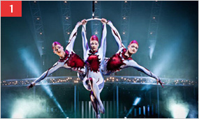[1번] Aerial Hoops : 무대 위에 설치된 고리를 중심으로 아티스트들이 공중에서 홀로 또는 여럿이서 우아하고 민첩한 솜씨를 뽐내며 곡예를 펼친다.