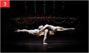 [3번] Statue : 두 명의 강인하고 유연한 아티스트들이 완벽한 균형감각 없이는 불가능한 자세로 미세하게 움직인다. 아티스트들은 예술적 감성과 강도 높은 집중력으로 완벽한 조화를 보여주며, 인체의 아름다움을 여지 없이 보여준다.